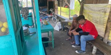 Mahasiswa KKN UNTAG Surabaya sedang memberikan pelatihan.
