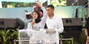 Wali Kota Kediri dan Bunda Fey pada kegiatan Refreshment Kader Kesehatan dalam pencegahan dan penanggulangan stunting di GOR Joyoboyo. Foto: Ist