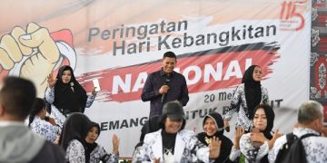 Wali Kota Kediri bersama para guru pada kegiatan di Gor Joyoboyo. Foto: Ist