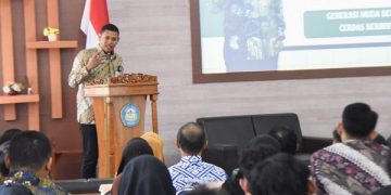 Wali Kota Kediri saat menyampaikan pemaparan Literasi Keuangan di hadapan mahasiswa UNP. Foto: Ist