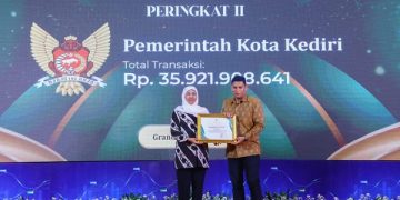Penyerahan piagam penghargaan oleh Gubernur Jatim kepada Wali Kota Kediri. Foto: Ist