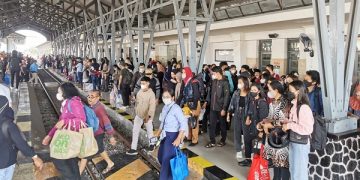Penumpang kereta api di Stasiun Blitar, wilayah Daop 7 Madiun hari ini. Foto: Ist