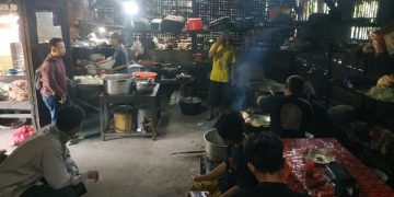 Pelanggan di Sompil Dapur Mbah Yem. Foto: Bacaini/Setiawan