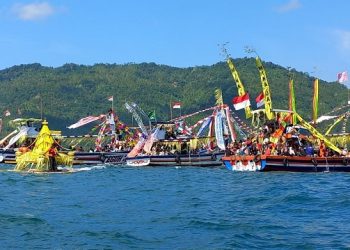 Nelayan Pantai Prigi Langsungkan Tradisi Larung Sembonyo