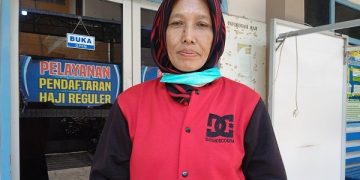 Lilik Suwarni, tukang jahit asal Nganjuk yang akan berangkat haji tahun ini. Foto: Bacaini/Asep Bahar