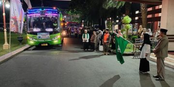 Pemberangkatan jemaah haji Kabupaten Kediri. Foto: Bacaini/AK.Jatmiko