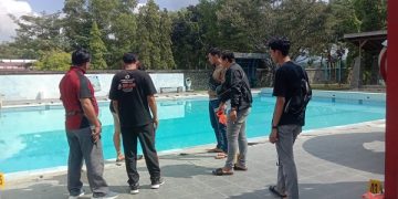 Petugas kepolisian saat melakukan olah TKP di kolam renang Tirta Jwalita Trenggalek. Foto: Bacaini/Aby