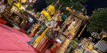 Didik Nini Thowok saat menampilkan karya terbarunya di Pura Calonarang. Foto: Bacaini/AK.Jatmiko