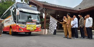 Pemberangkatan kloter pertama jemaah haji asal Tulungagung. Foto: Bacaini/Setiawan