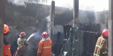 Pemadam kebakaran di lokasi gudang plastik di Jombang. Foto: Bacaini/Syailendra