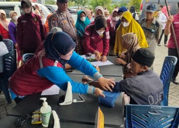 HUT ke-77 Bhayangkara, Lansia di Kediri Dapat Pengobatan dan Sembako Gratis