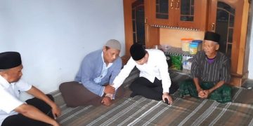 Bupati Arifin mengunjungi rumah korban tenggelam di kolam renang Tirta Jwalita Trenggalek. Foto: Bacaini/Aby