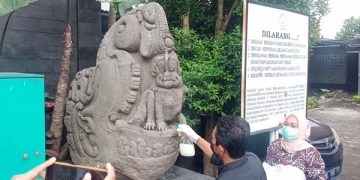 Proses perawatan arca kuno di Museum Mpu Purwa Kota Malang. Foto: Bacaini/A.Ulul