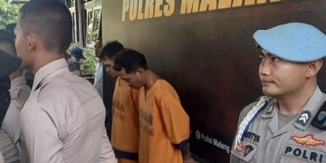Dua pelaku pembunuhan driver taksi online saat dirilis di Mapolres Malang. Foto: Bacaini/A.Ulul