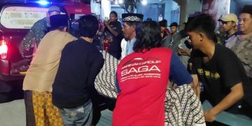 Proses evakuasi jasad sopir truk yang meninggal dunia usai menabrak warung. Foto: Bacaini/AK.Jatmiko