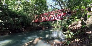 Upacara ulur-ulur di Telaga Buret Tulungagung. Foto: Bacaini/Setiawan