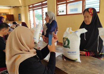 Ratusan Warga Kabupaten Kediri Terima Bantuan Beras Tahap 3