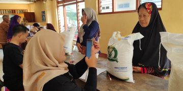 Penyaluran bantuan pangan berupa beras di Balai Desa Ngampel, Kecamatan Papar. Foto: Bacaini/AK.Jatmiko