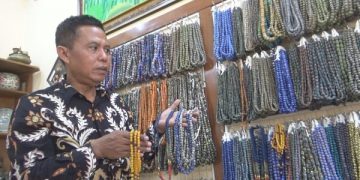 Tasbih berbagai motif dan warna di rumah produksi milik Nur Wahid. Foto: Bacaini/Syailendra