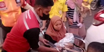 Evakuasi penumpang yang melahirkan di Commuter Line Dhoho. Foto: Ist