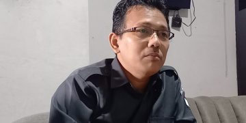 Pungki Dwi Puspito saat diwawancara terkait data ganda bacaleg di Tulungagung. Foto: Bacaini/Setiawan