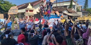 Demo warga Desa Ponggok di Kantor Kecamatan Mojo. Foto: Bacaini/AK.Jatmiko