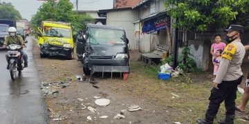 Kondisi dua mobil pick up yang terlibat kecelakaan adu banteng. Foto: Bacaini/AK.Jatmiko