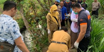 Proses evakuasi mayat yang ditemukan di sungai. Foto: Bacaini/AK.Jatmiko