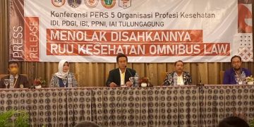 Konferensi pers organisasi profesi kesehatan Tulungagung tolak RUU Kesehatan Omnibus Law. Foto: Bacaini/Setiawan
