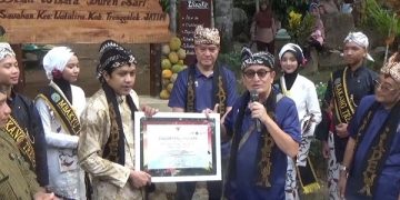 Penyerahan piagam penghargaan Desa Wisata Durensari Trenggalek. Foto: Bacaini/Aby