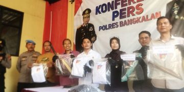 Polisi menunjukkan barang bukti yang diamankan pada kasus carok di Tanah Merah Laok. Foto: Bacaini/Rusdi