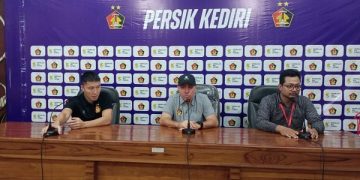 Pelatih dan kapten Persik usai laga uji coba melawan Madura United di Stadion Brawijaya Kediri. Foto: Bacaini/Novira