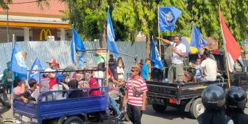 Aksi massa di depan bangunan bersejarah yang dialih fungsi menjadi McD. Foto: Bacaini/AK.Jatmiko