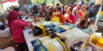 Warga antre membeli beras murah. Foto: Bacaini/AK.Jatmiko