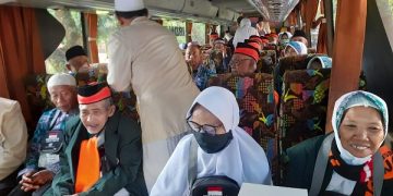 Suka cita jemaah haji asal Trenggalek yang diberangkatkan hari ini. Foto: Bacaini/Aby