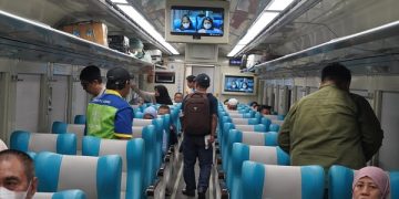 Keberangkatan KA jarak jauh dari wilayah Daop 8 Surabaya. Foto: Bacaini/Salman