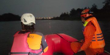 Proses pencarian Mr X yang diduga tenggelam di Sungai Brantas Kota Kediri. Foto: Bacaini/AK.Jatmiko