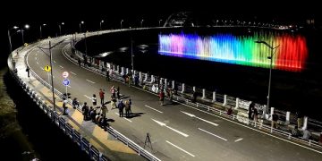 Air mancur menari yang bisa disaksikan masyarakat di Jembatan Suroboyo. Foto: Bacaini/Salman