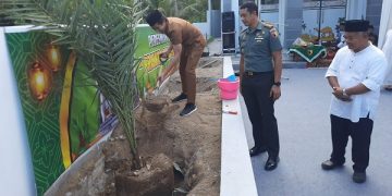 Wakil Bupati Trenggalek menanam pohon kurma di halaman Masjid Prawiro Darussalam. Foto: Ist