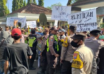 Lingkungan Tercemar Limbah, Ratusan Warga Demo PG Pesantren