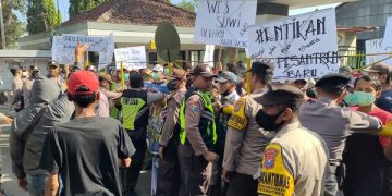 Demo warga di PG Pesantren Baru. Foto: Bacaini/AK.Jatmiko