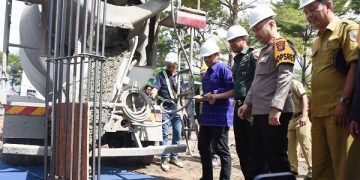 Wali Kota Kediri melakukan groundbreaking pengembangan  Alun-Alun Kota Kediri. Foto: Ist
