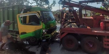 Evakuasi truk yang terperosok ke sungai. Foto: Bacaini/Asep Bahar