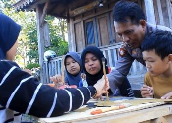 Isi Liburan dengan Hal Positif, Polisi Kediri Ajak Anak SD Membuat Wayang