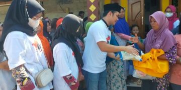 Pembagian sembako Relawan Bolo Prabowo Jombang kepada warga. Foto: Bacaini/Syailendra