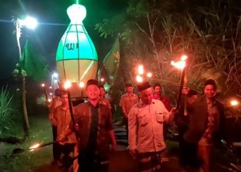 Suka Cita Idul Adha, Ratusan Santri di Kediri Gelar Pawai Obor Keliling