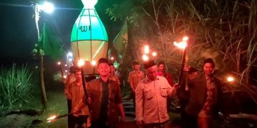 Pawai obor dan lampion keliling para santri Masjid Al Mubarok. Foto: Bacaini/AK.Jatmiko