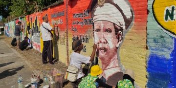 Gambar Polisi Hoegeng salah satu karya mural seniman jalanan di tembok Mapolsek Pare. Foto: Bacaini/AK.Jatmiko