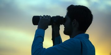 Ilustrasi meneropong. Foto:unsplash