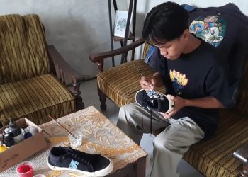 Kembangkan Hobinya, Pemuda Trenggalek Sukses Bisnis Sepatu Lukis